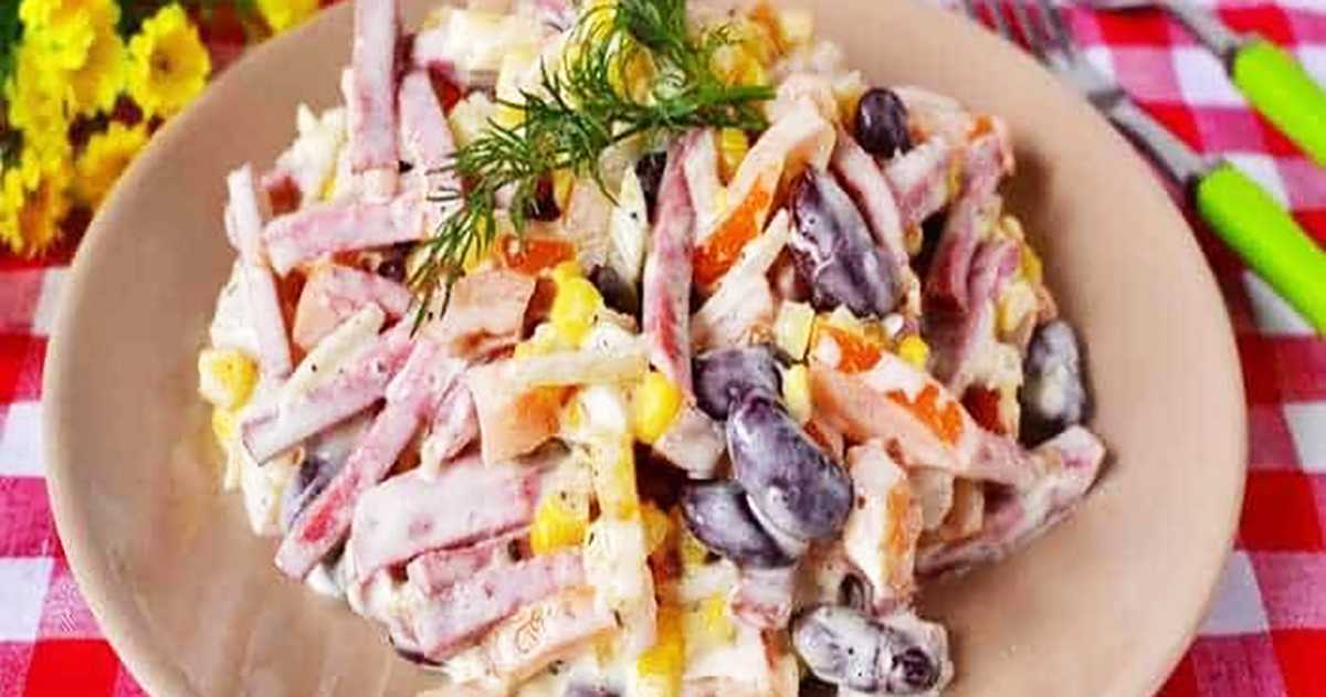 Салат с сухариками, фасолью и колбасой: рецепты с фото пошагово