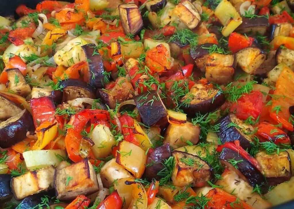 Рецепты салатов, первых блюд, закусок, вторых блюд, гарниров, закаток, выпечек, десертов и напитков | wowcook.net 
закуски из баклажанов на праздничный стол | wowcook.net
