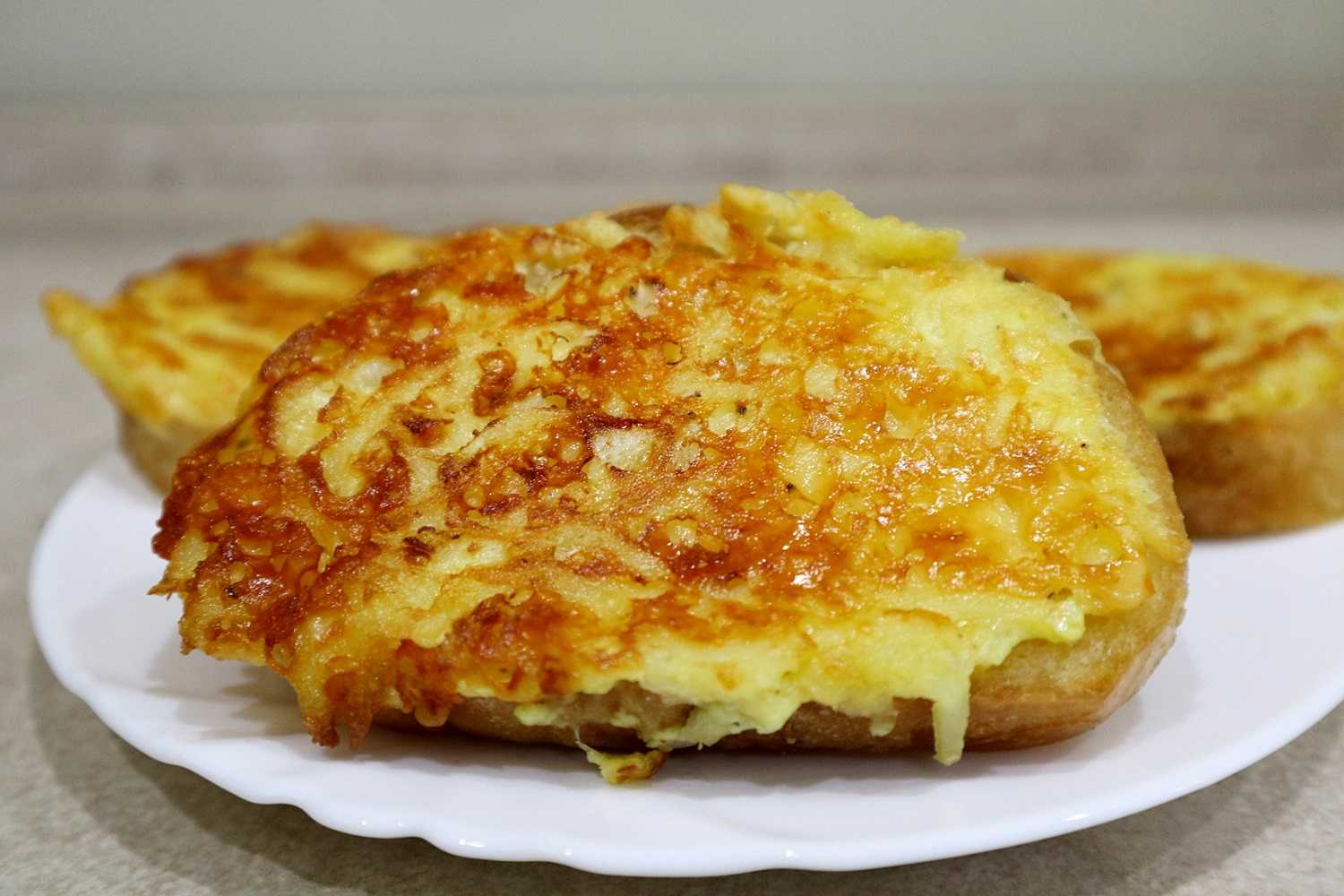 Горячие бутерброды с колбасой и сыром, запеченные в духовке – 5 рецептов с фото