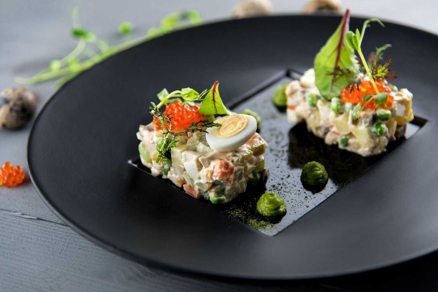 Приготовьте Оливье на праздник с говяжьим языком Это гораздо вкуснее колбасы Как сварить и обработать язык, как приготовить салат, смотрите наш рецепт с фото и видео