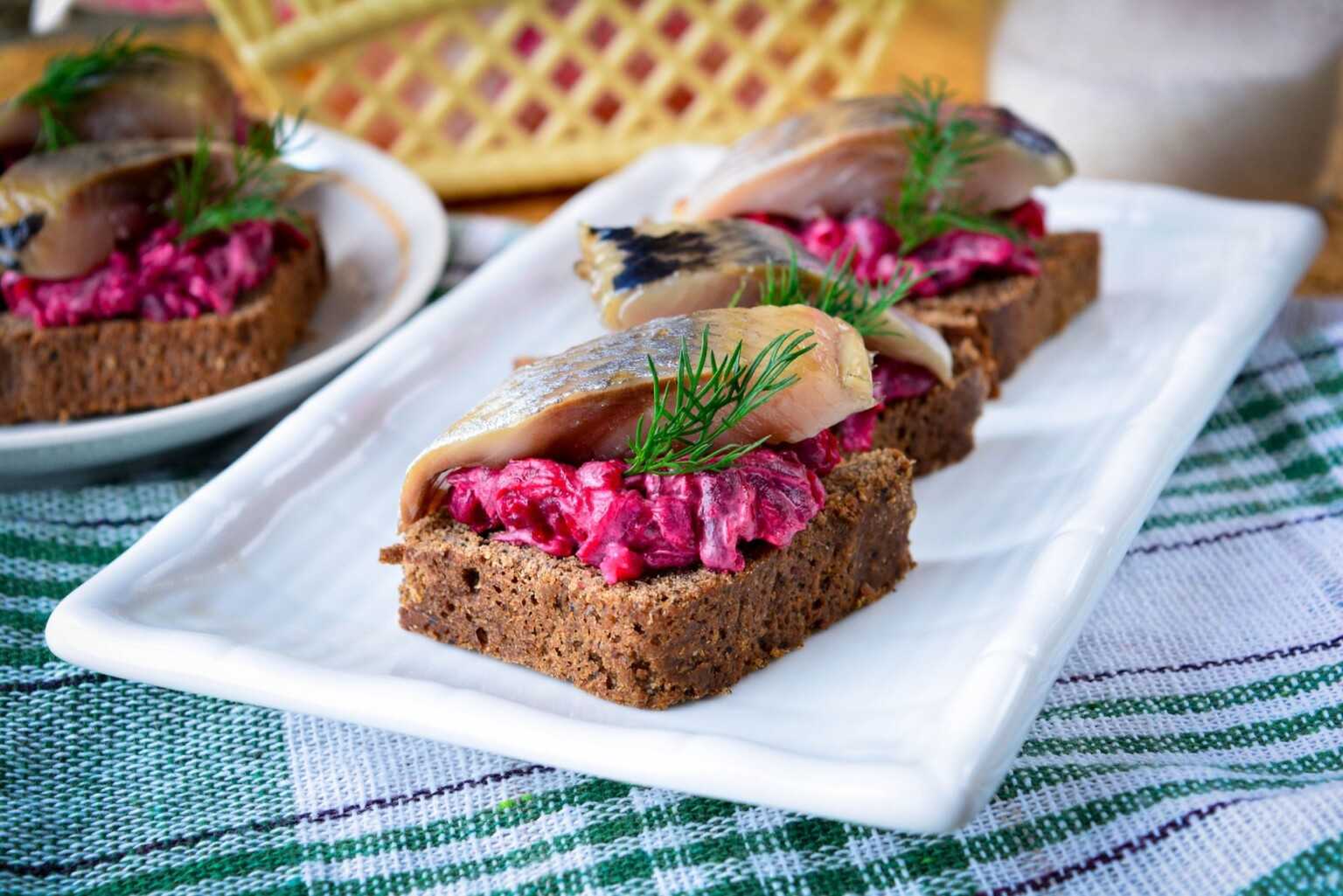Самые вкусные бутерброды со шпротами – 16 простых рецептов на праздничный стол с фото
