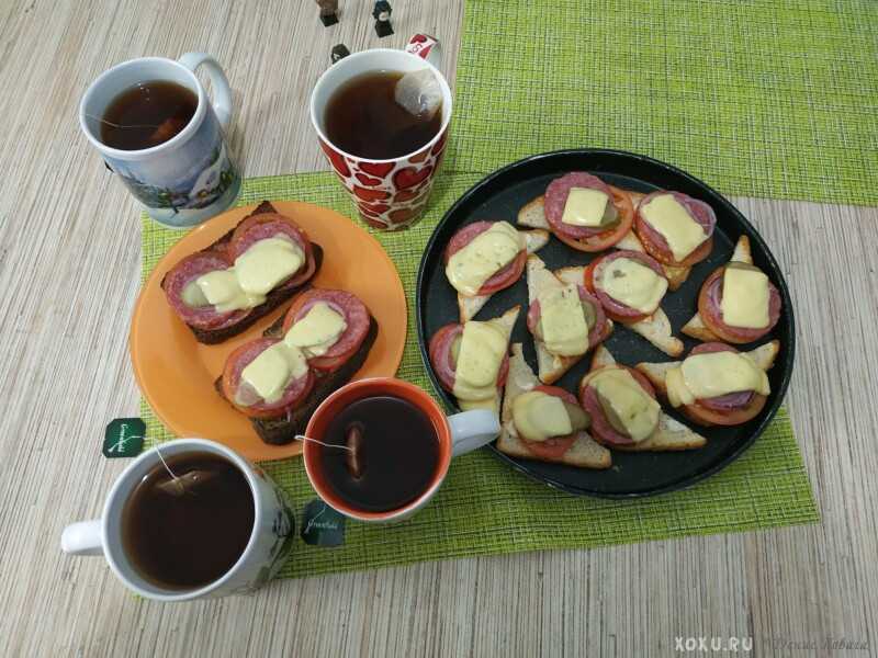 Перекус на сковороде. Чай и бутерброд с сыром и колбасой. Бутерброд с колбасой и чаем. Чай с бутербродом. Бутерброд с колбасой и чай.