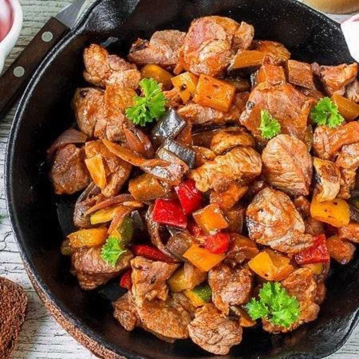 Свинина на сковороде: 9 простых и вкусных рецептов