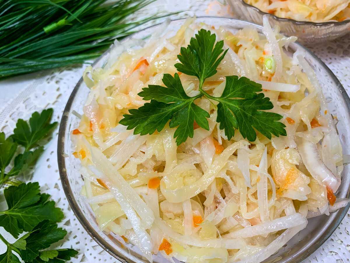 Салат с квашеной капустой и горошком - 7 пошаговых фото в рецепте
