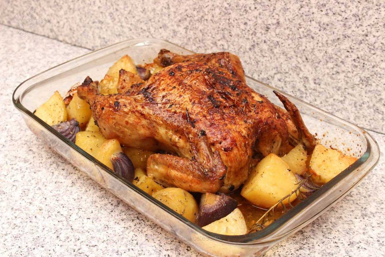 Цыпленок с картошкой в духовке рецепт. Картошка с курой в духовке. Запеченная курица с картошкой в духовке. Курица запечённая в духовке с картофелем. Запеченный картофель с курицей.