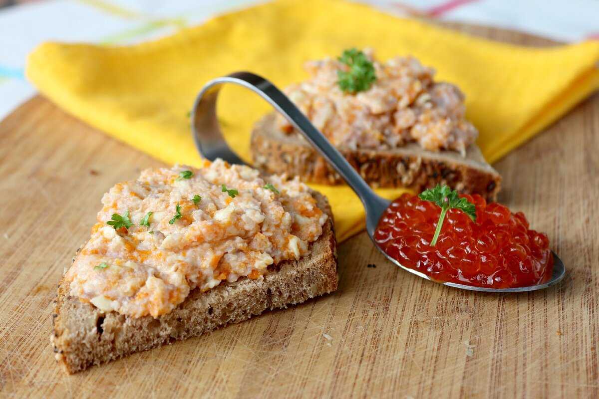 Намазывалка из селедки, как икра. "ложная икорка". это самая вкусная намазывалка из всех, которые я пробовала.
