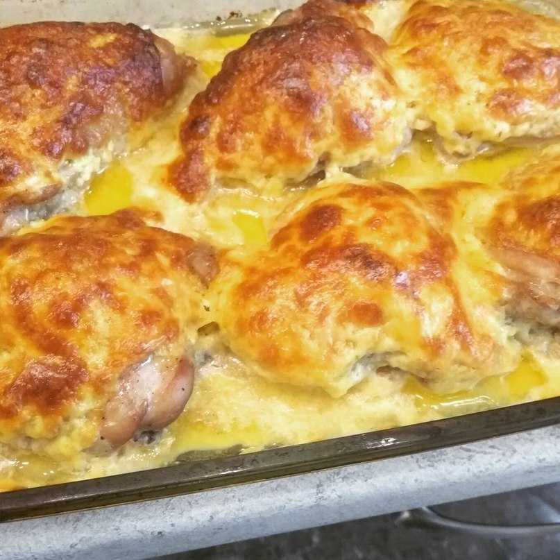 Куриные бедра в духовке — 10 вкусных рецептов запекания