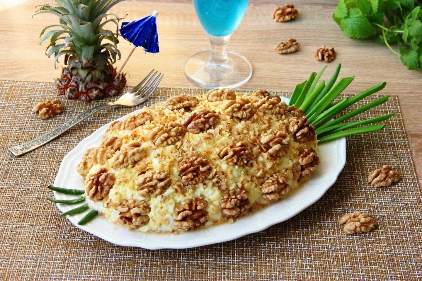 ананасовый салат с курицей и сыром