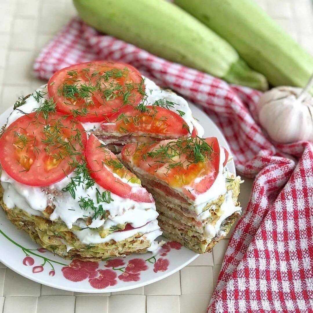 Кабачки фаршированные мясным фаршем и овощами в духовке