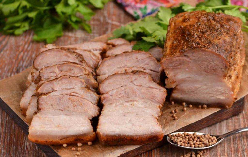 Как вкусно приготовить грудинку в духовке – рецепт с фото