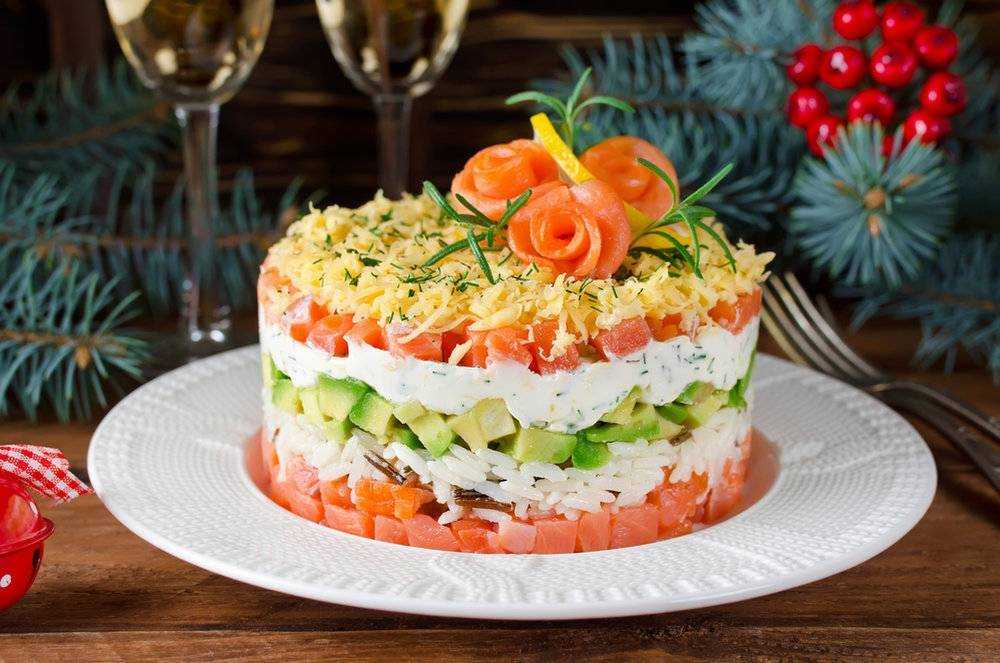 Салат суши с красной рыбой слоями: 5 вкусных рецептов
