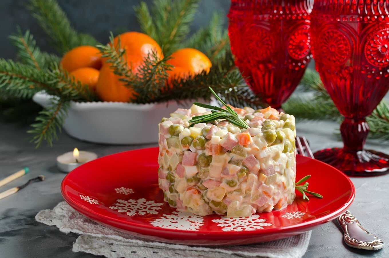 Оливье с курицей — классический рецепт салата со свежими и солеными огурцами
