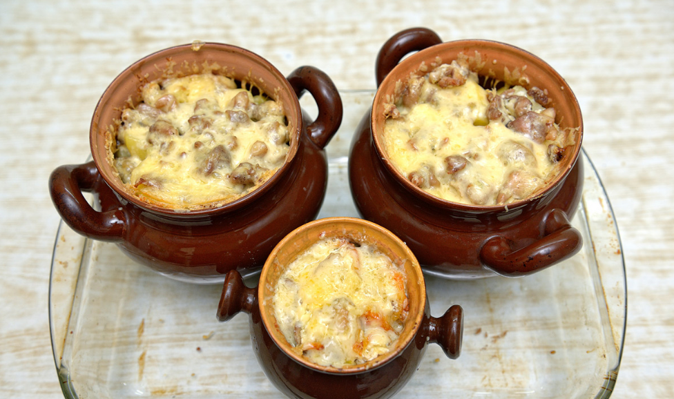 Мясо в горшочках: классические рецепты с картошкой приготовленные в духовке