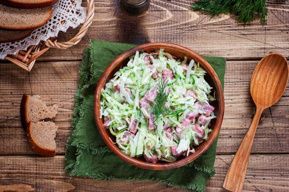 Вкусные и простые салаты с колбасным сыром – рецепты с фото пошагово с копченым, крабовый, с морковью, крабовыми палочками, курицей, чесноком, яйцом, помидорами,