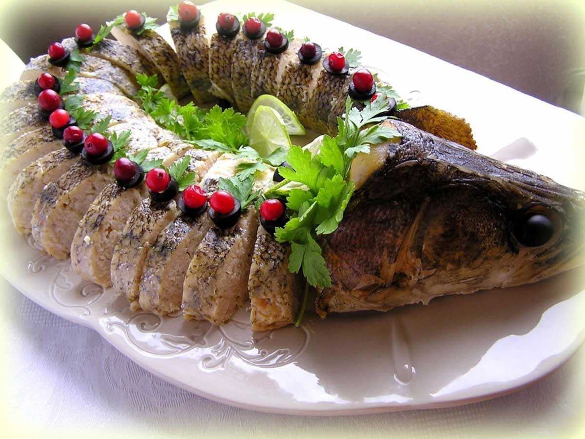 Щука, приготовленная в духовке – фаршированная овощами, грибами и другими продуктами