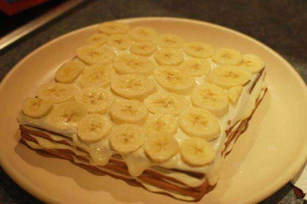 Торт из сливочного печенья. Торт из печенья и бананов без выпечки. Торт без выпечки из печенья и сметаны и бананов. Торт из печенья без выпечки с бананом и сметаной. Торт без выпечки с бананом и печеньем.