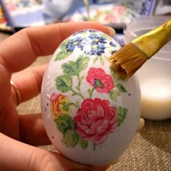 Праздничный декупаж пасхальных яиц: 4 этапа простого декора
