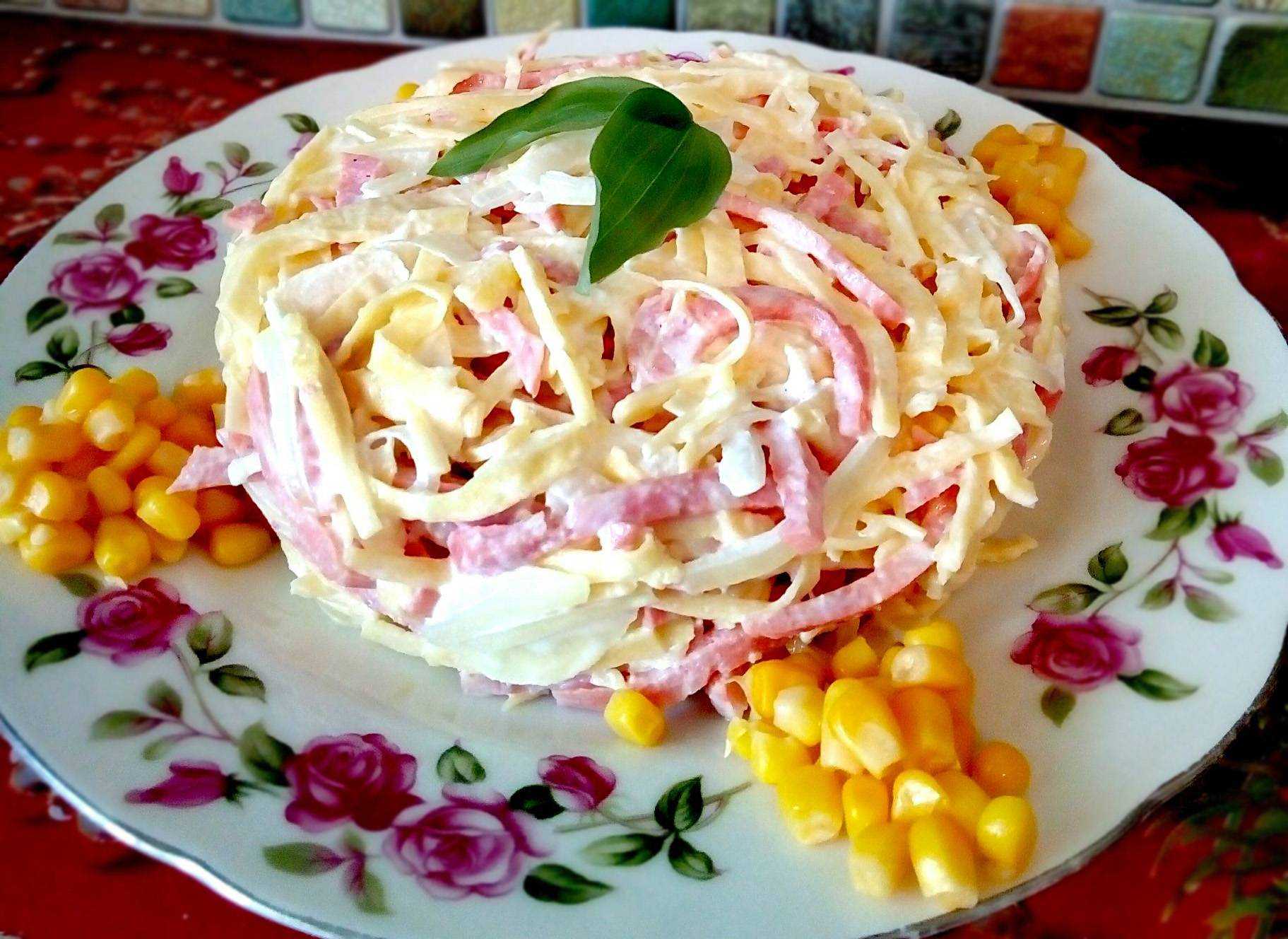 Если захотели приготовить салат с колбасным сыром, рекомендую мой рецепт с фото Салат простой и одновременно вкусный