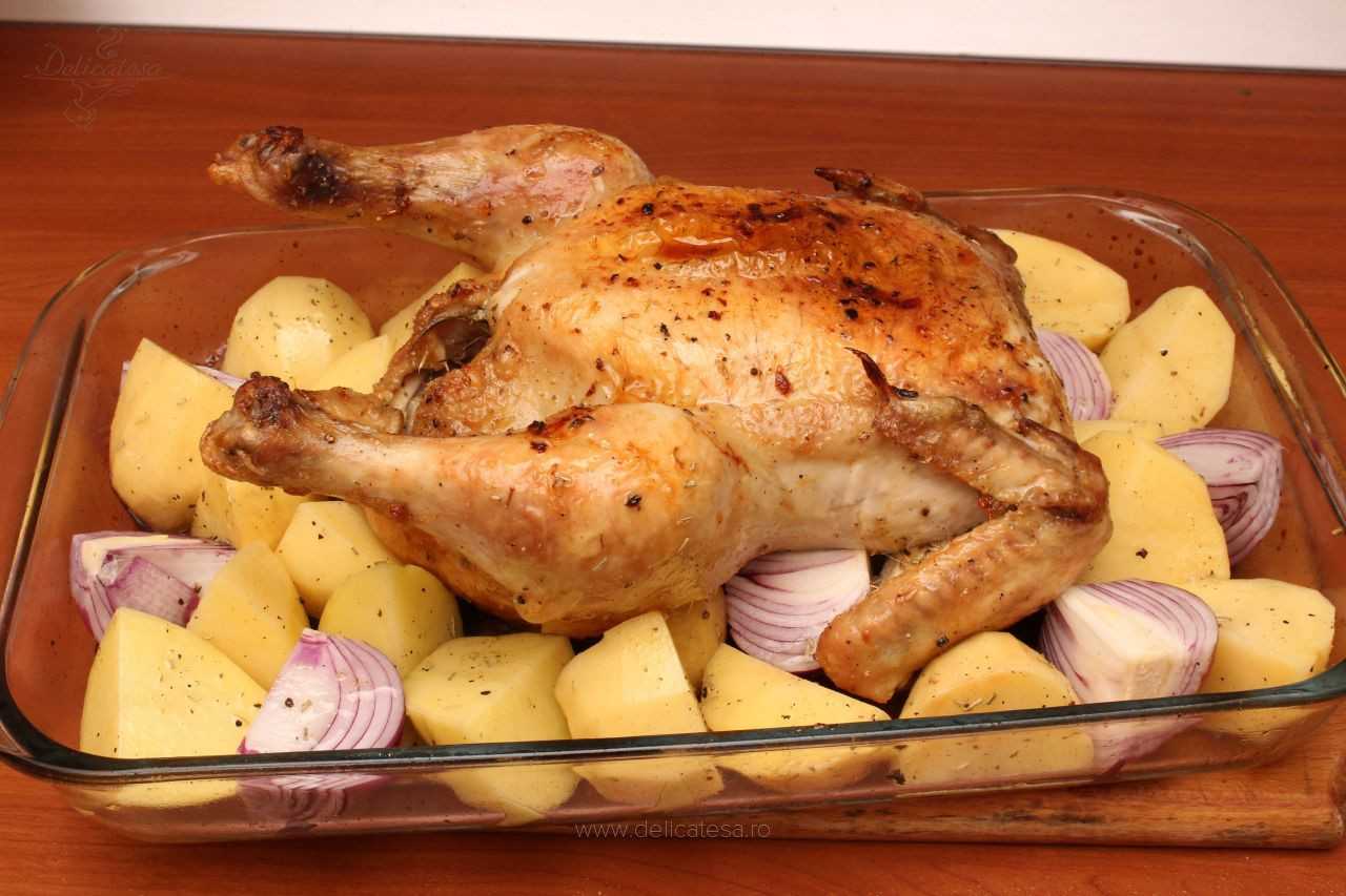 Цыпленок с картошкой в духовке рецепт. Курица с картофелем в духовке на противне. Картошка с курицей на противне. Курица в духовке целиком с картошкой. Курица в духовке кусочками с картошкой.