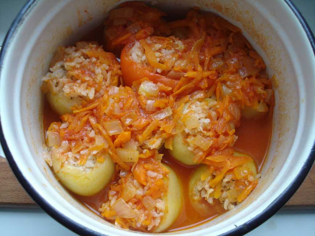 Перец фаршированный мясом и рисом в духовке