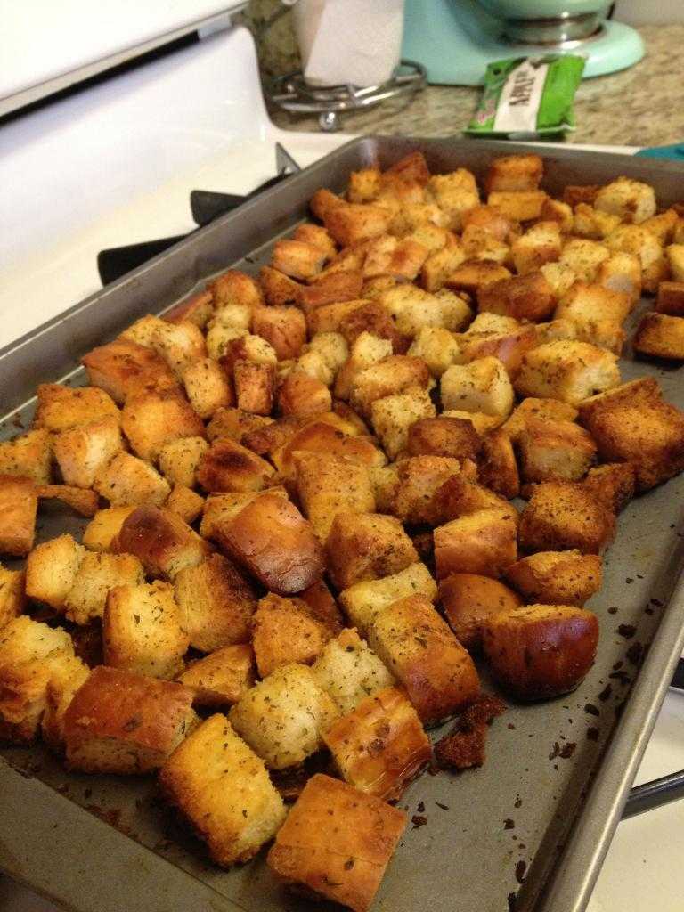 Сухарики из белого хлеба в духовке – 7 вкусных рецептов
