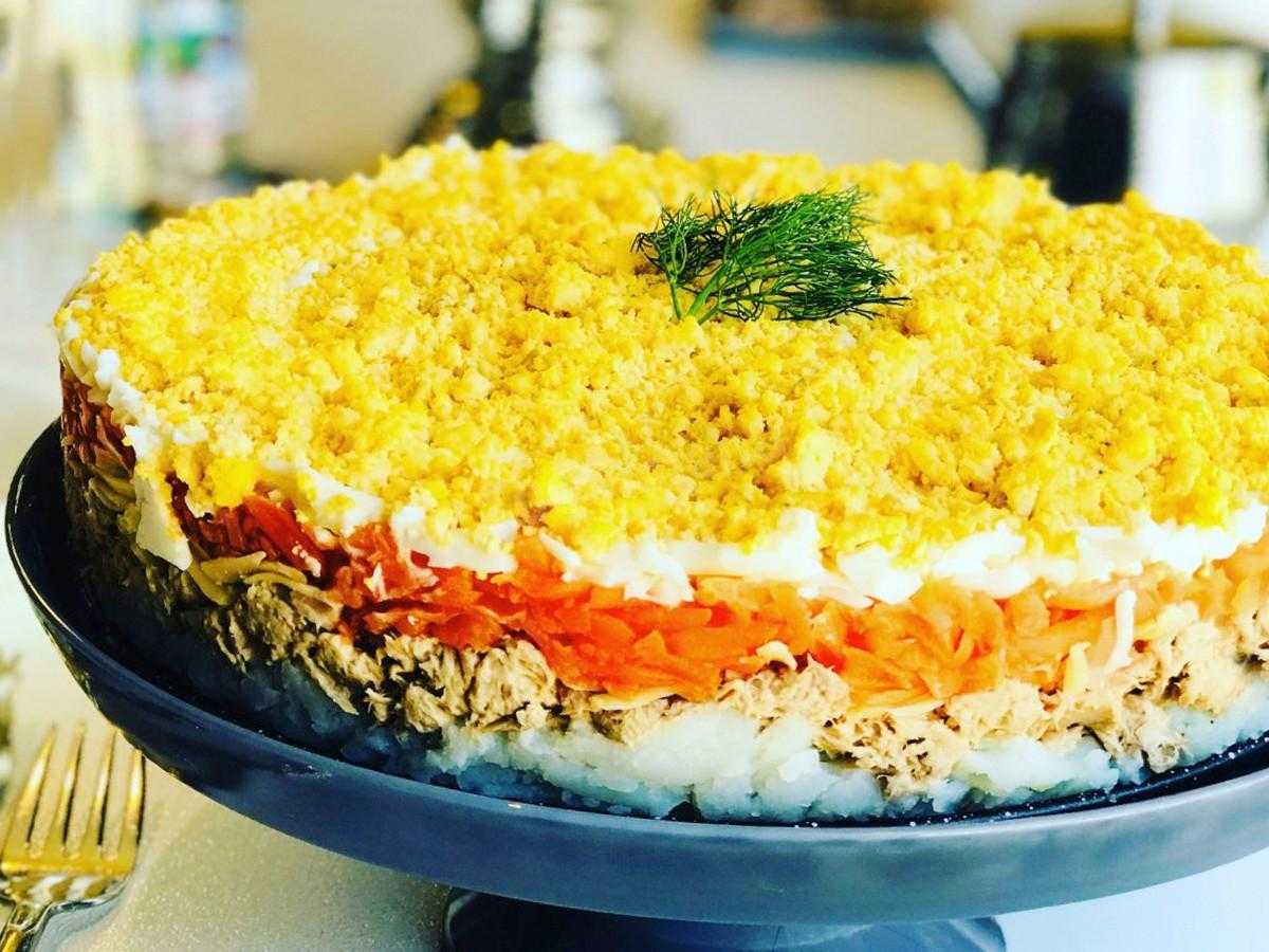 Классическая мимоза с маслом и сыром. Салат Мимоза с сайрой. Мимоза салат с консервой сайрой. Мимоза с копченой скумбрией. Салат Мимоза с горбушей классический.