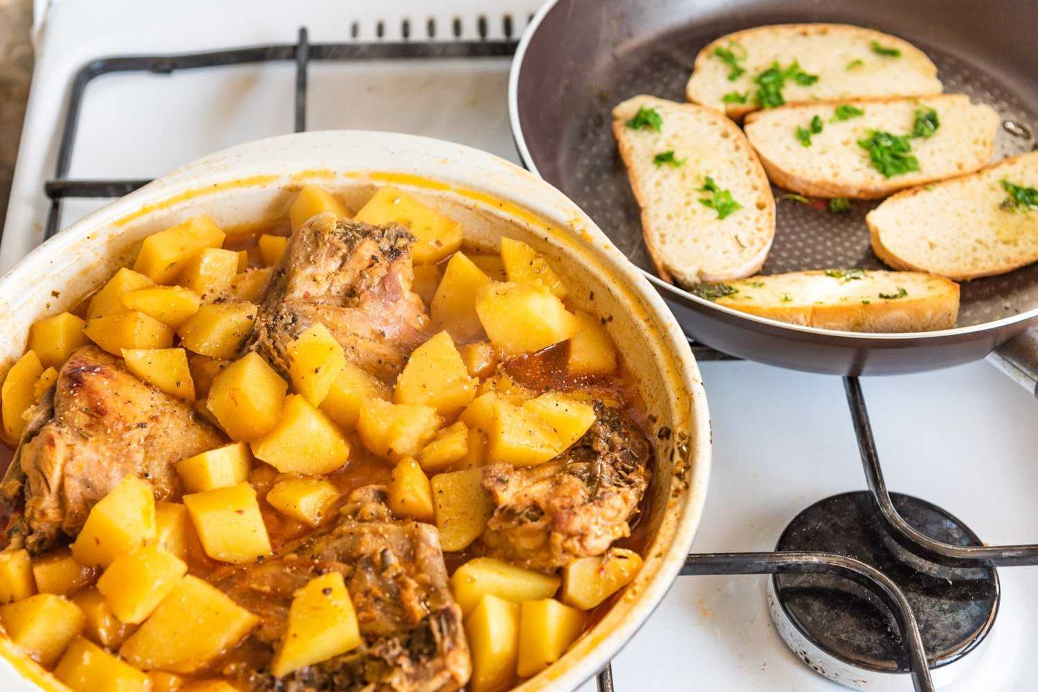 Тушеная картошка с курицей в кастрюле: пошаговый рецепт