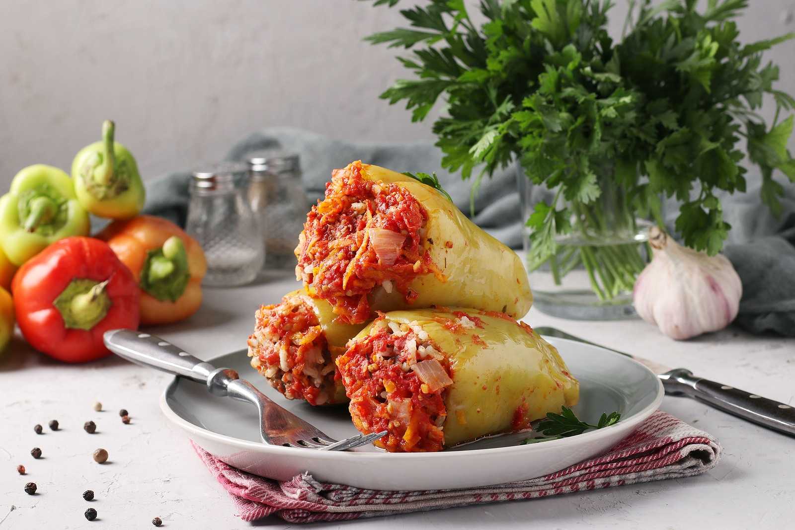 Фаршированные перцы с фаршем и рисом в кастрюле