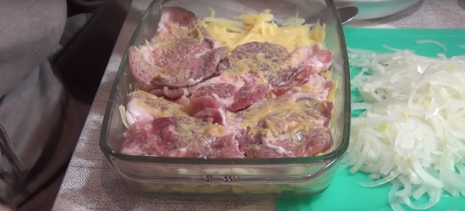 Лучшие рецепты мяса по-французски, запеченного в духовке — свинина под сыром получается удивительно сочной