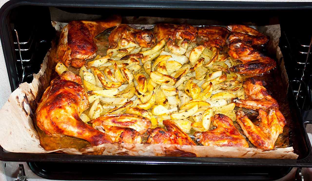 Курица с картошкой в духовке в рукаве - 6 самых вкусных рецептов