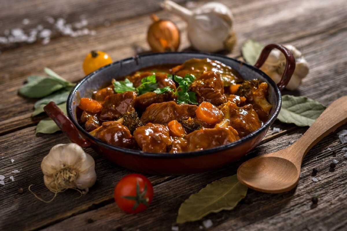Как вкусно потушить говядину с черносливом, овощами или картофелем - пошаговые рецепты с фото