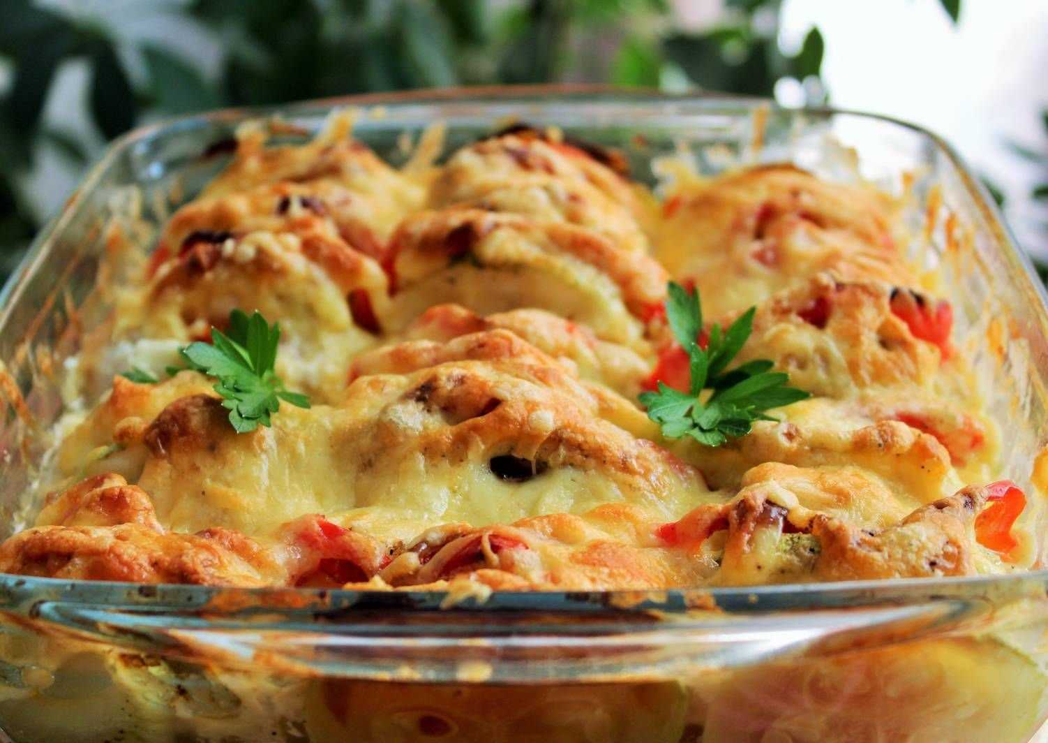 Рецепт рулетиков из кабачков с томатами и курицей