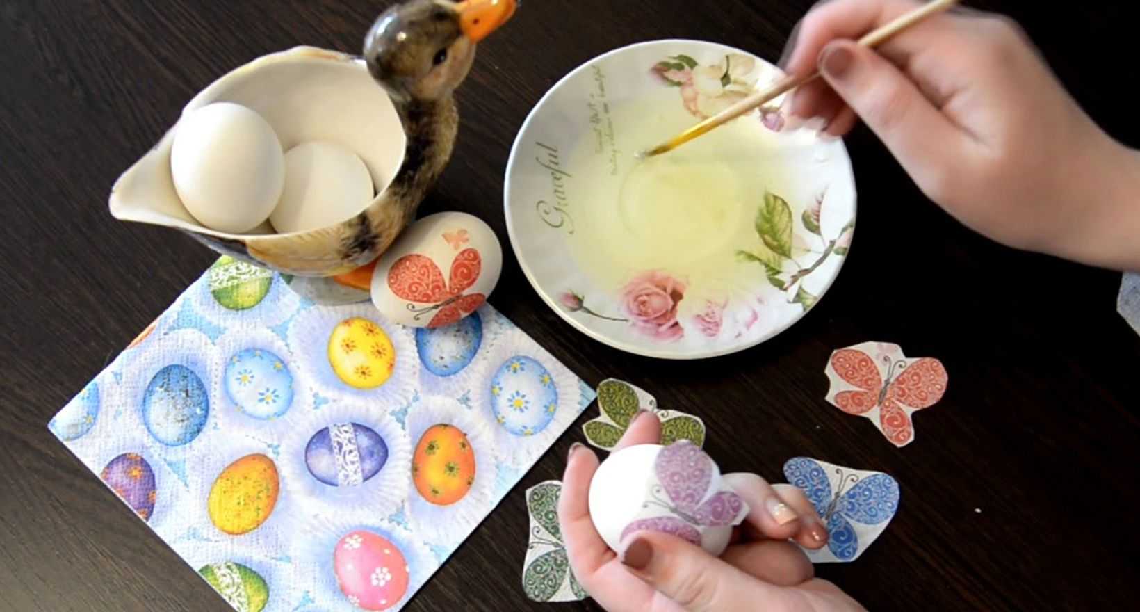 Как украсить пасхальное яйцо своими руками в технике декупаж