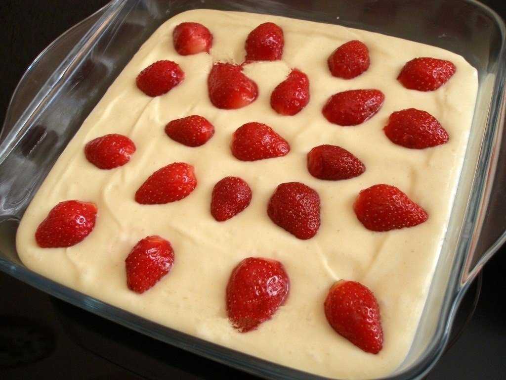 Шарлотка с клубникой – 6 фото рецептов простого и вкусного пирога