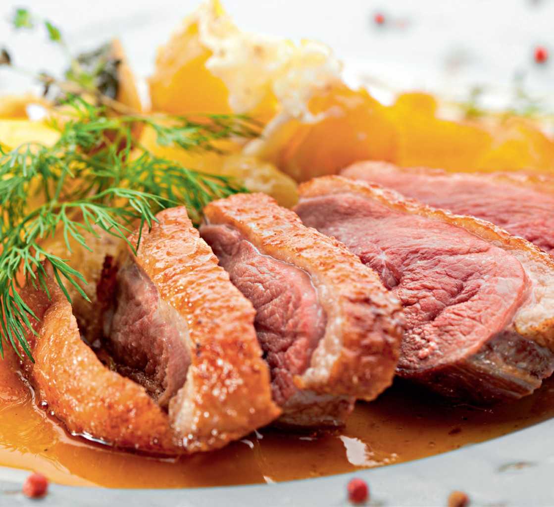Утиная грудка: 6 вкусных рецептов в духовке с соусом, в маринаде, с фруктами и сыром