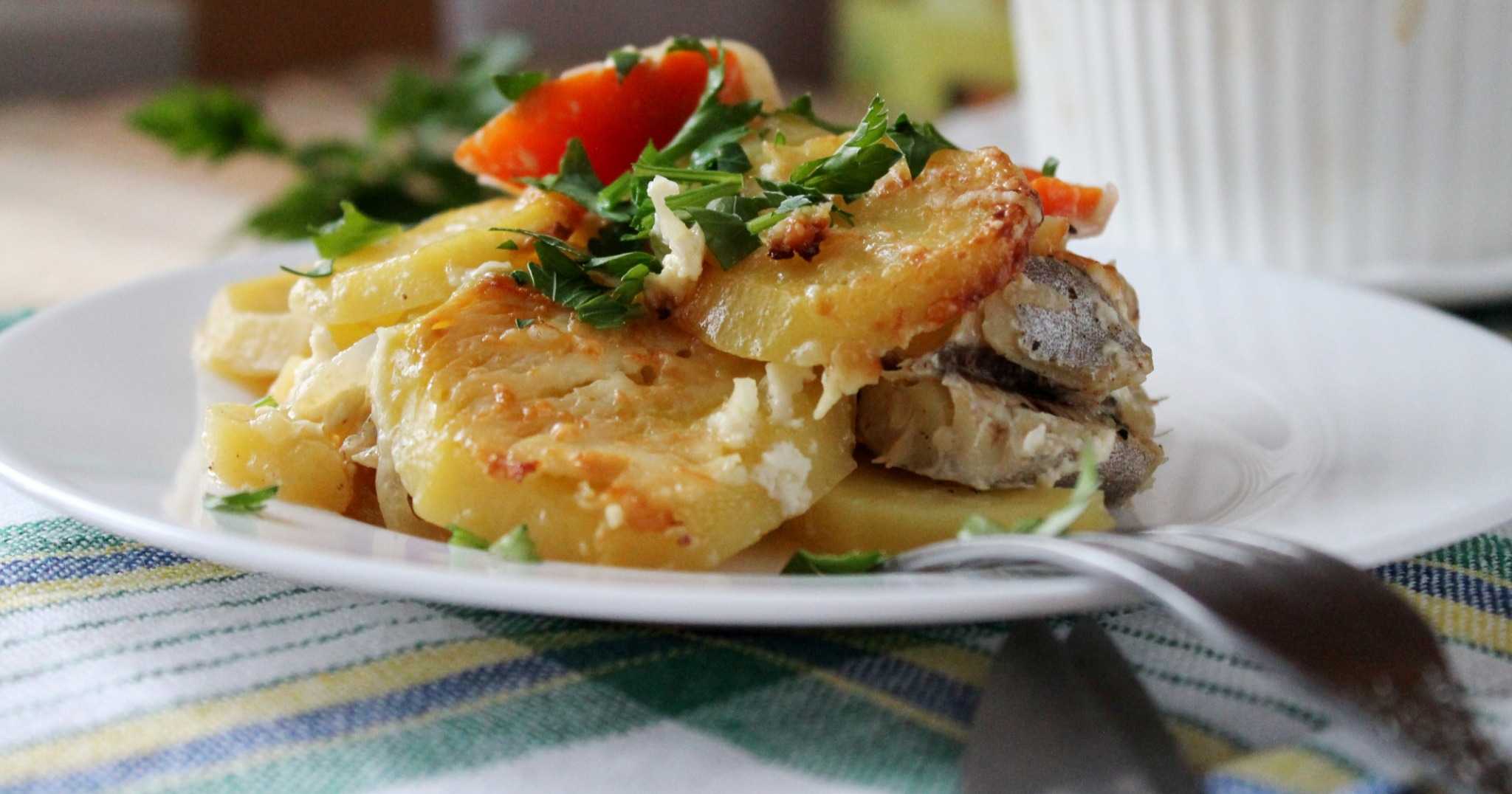 Картошка с рыбой минтай. Минтай с картофелем. Рыба запеченная с картофелем по русски. Судак с картошкой в духовке. Рыба с овощами.