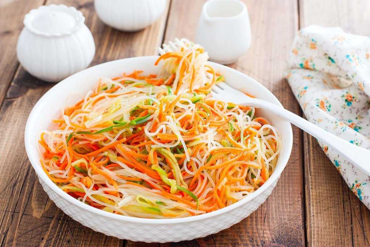 Салат с фунчозой – 6 экзотических рецептов
