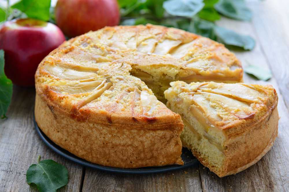 Идеальная шарлотка: много яблок и мало теста