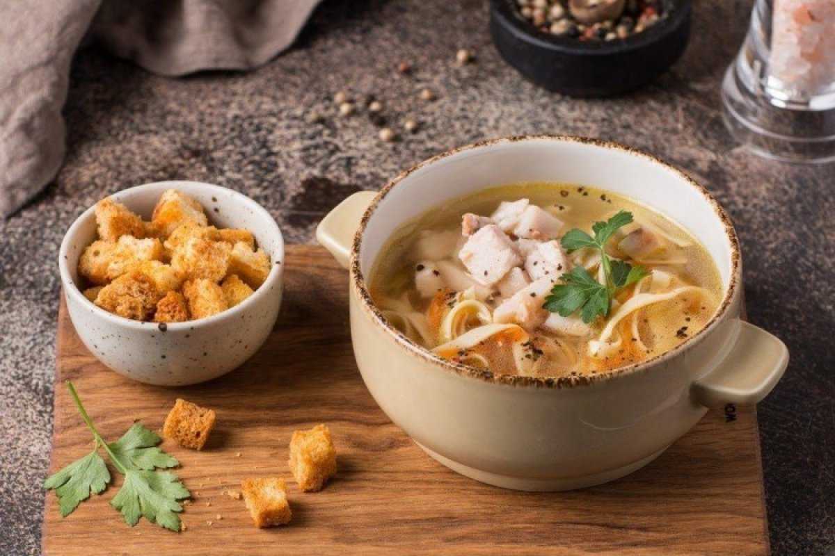 Овощной суп, сваренный на курином бульоне - сытное и очень вкусное первое блюдо для детей и взрослых Предлагаем простой рецепт ароматного обеда