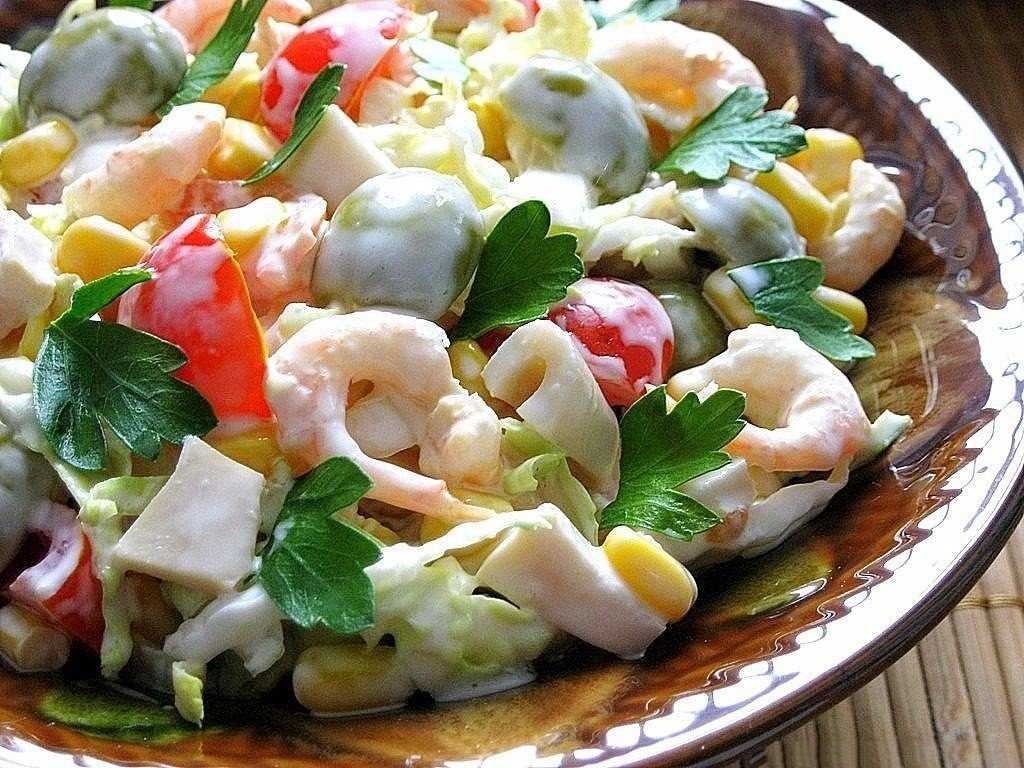 Салат с кальмарами — самые вкусные и простые рецепты