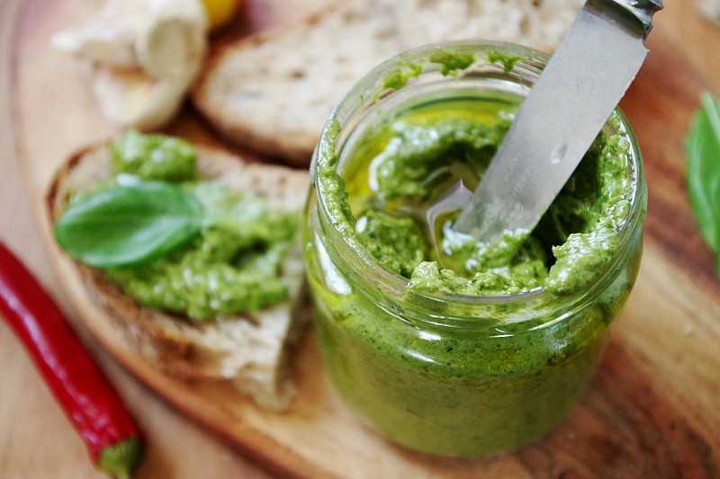 5 вкусных рецептов намазки на хлеб с зеленью с огорода