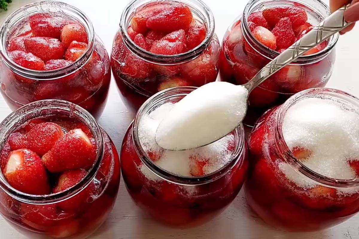 Клубника с сахаром без варки на зиму: 7 лучших рецептов для холодильника и морозилки
