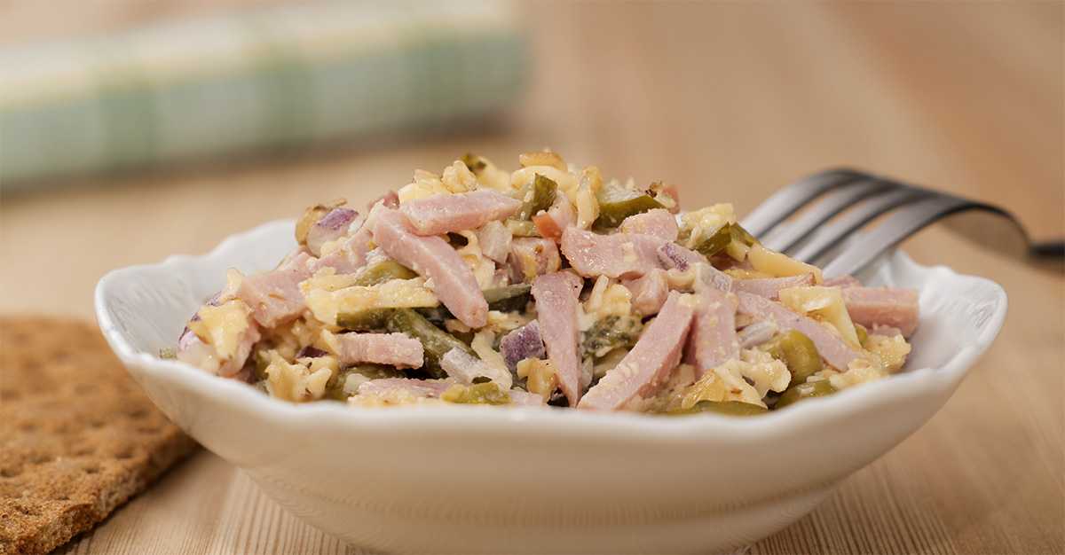 Салат с маринованными опятами: 5 вкусных и простых рецептов