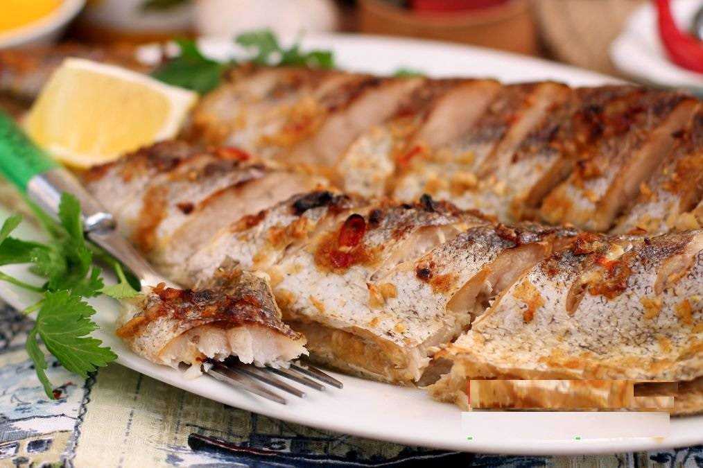 Вкусный хек в духовке с овощами