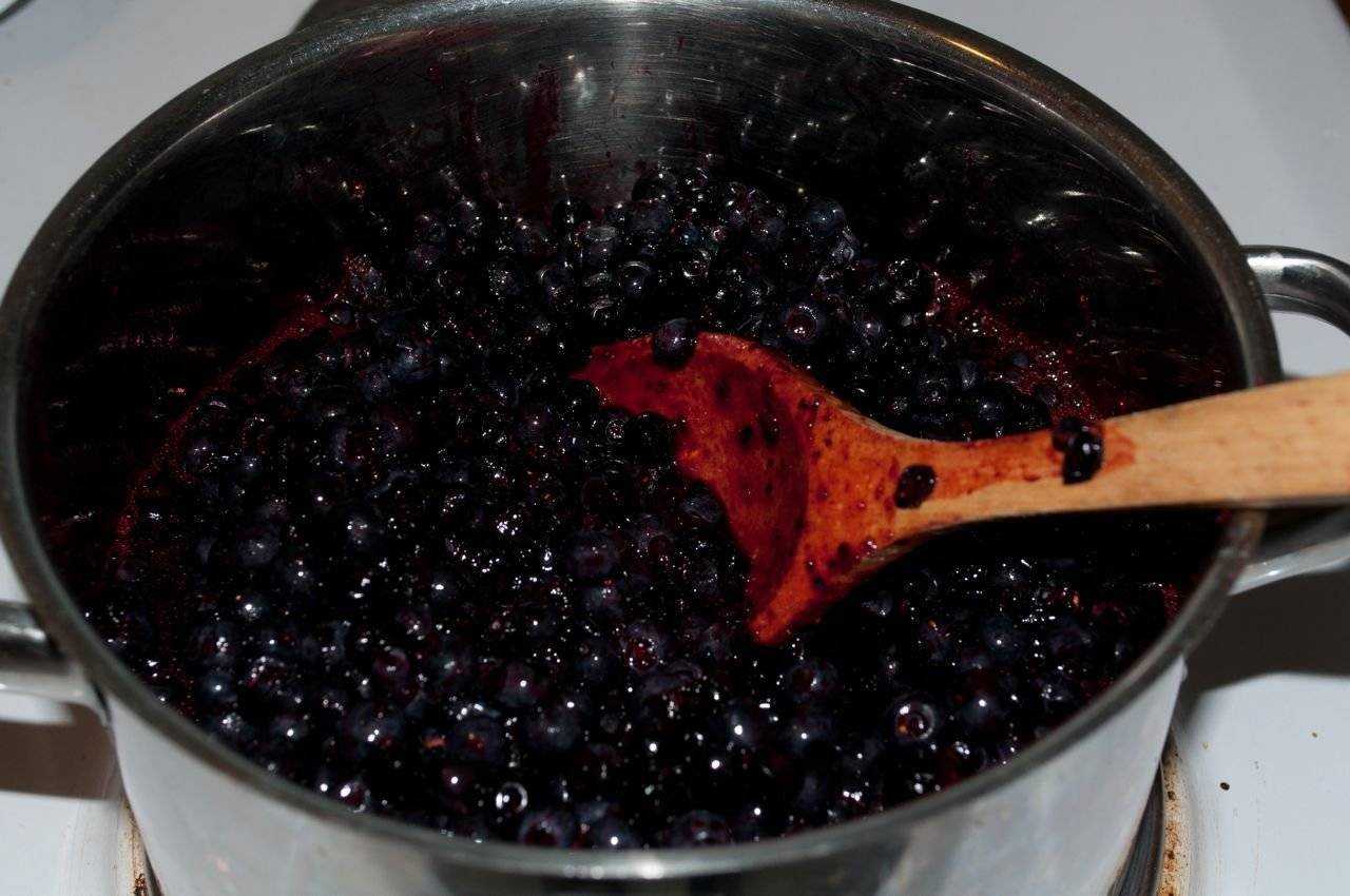 Заготовки из черноплодной рябины на зиму: как приготовить варенье, желе, домашнее вино и десерты
