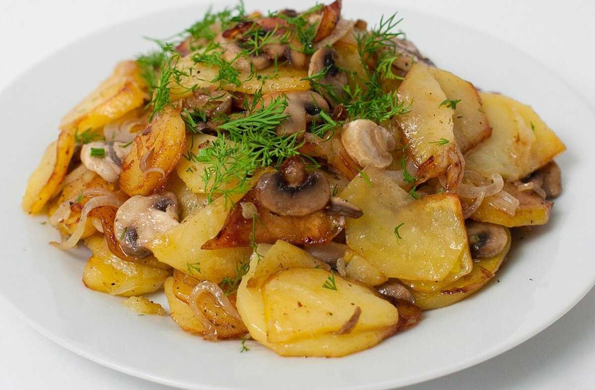 Картофель грибы капуста. Жареная картошка с грибами и луком. Картофель жареный с грибами. Картошка с курицей и грибами. Картофель жареный с курицей и грибами.
