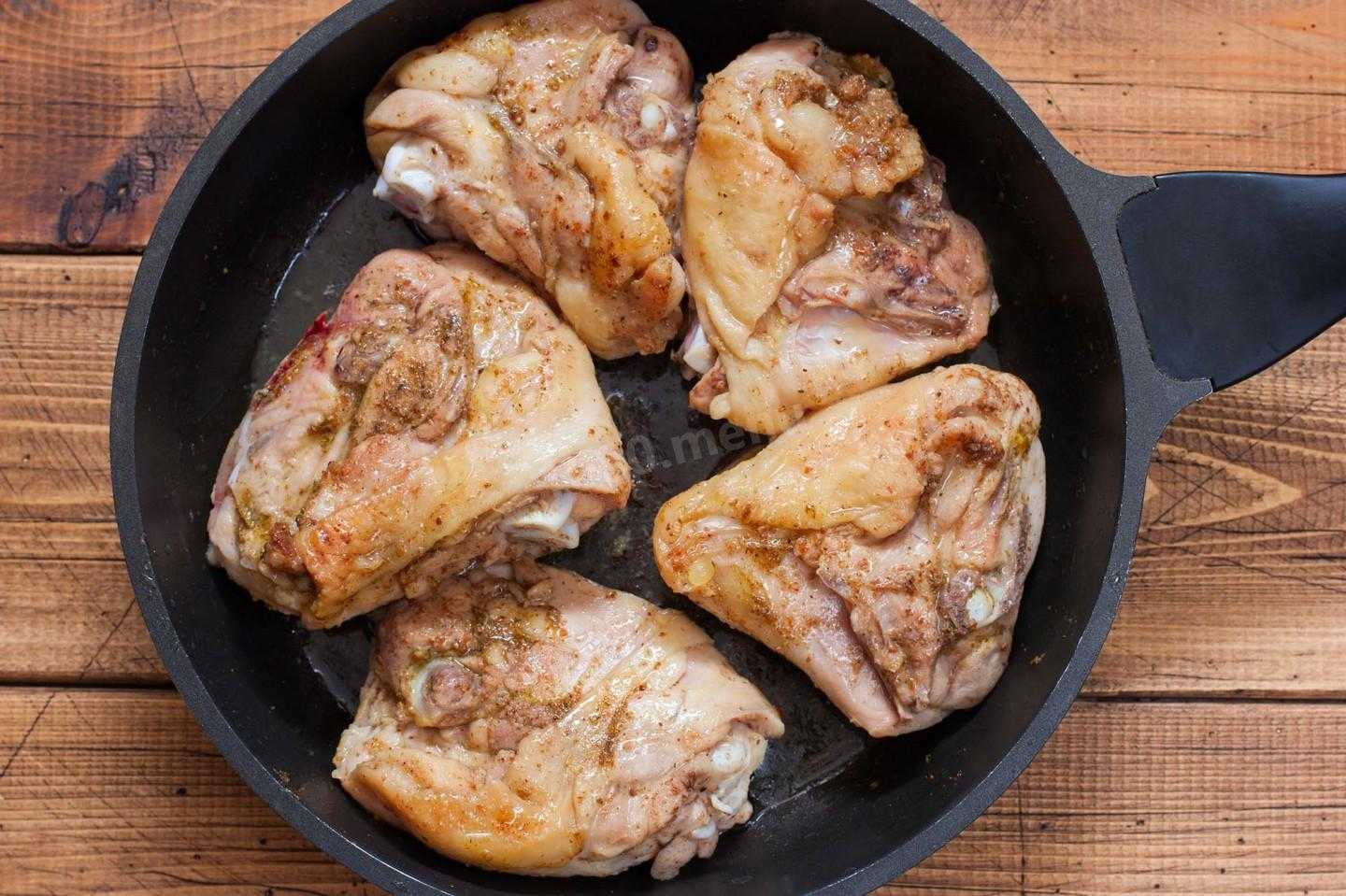 Рецепт вкусных бедер куриных на сковороде. Жареные куриные бедра на сковороде. Куриные бёдра на сковороде. Бёдрышки на сковороде вкусно. Бедрышки куриные на сковороде.
