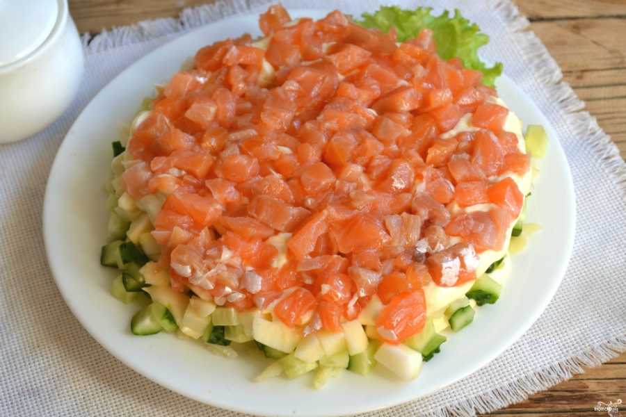 Очень вкусные салаты с красной рыбой. Салат с сёмгой слабосолёной. Салат с красной рыбой слабосоленой. Салат из слабосоленой красной рыбы. Салат с сёмгой слоями.