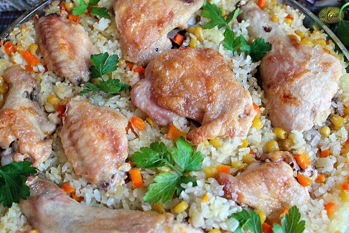 Печеный рис. Рис с курицей. Курица запеченная с рисом. Рис с курицей в духовке. Куриные бедра с рисом в духовке.