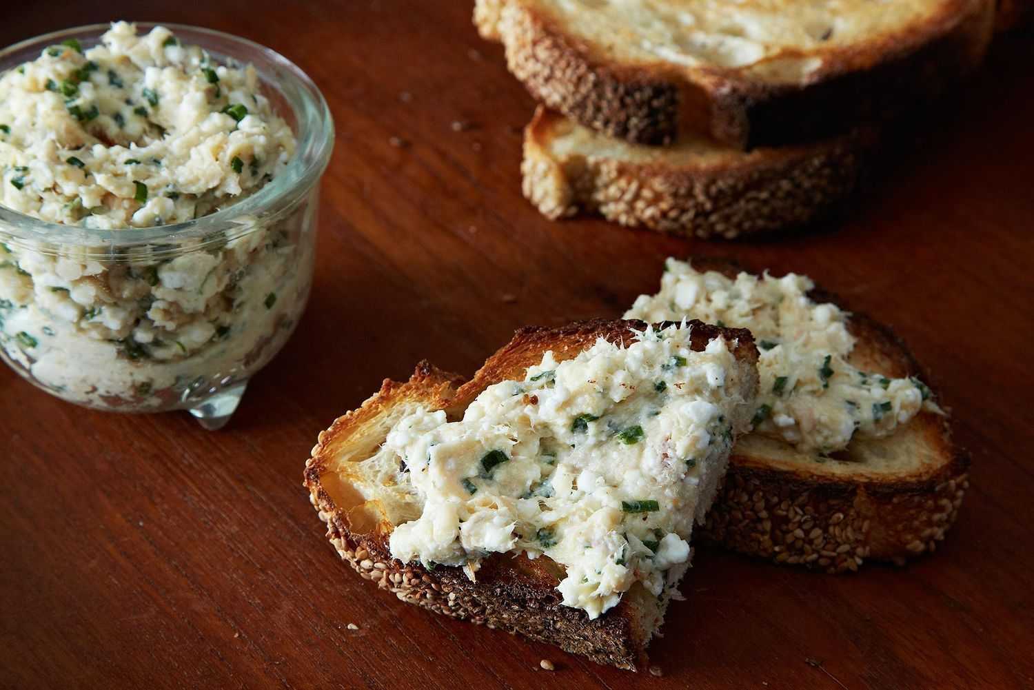 Сало с чесноком перекрученное через мясорубку